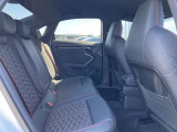 体を支えるためにシートを硬めにしております。長時間の運転でも疲れにくいように、サポート力重視で設計されております。