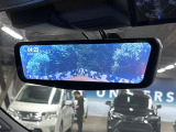 【デジタルルームミラー】後席の大きな荷物や同乗者で後方が確認しづらい時でも安心!カメラが撮影した車両後方の映像をルームミラー内に表示。クリアな視界で状況の確認が可能です!