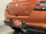 【後退時ブレーキサポート】リヤバンパーに4つの超音波センサーを内蔵し、車両後方にある障害物を検知。透明なガラスなども検知でき、コンビニの駐車場などでの衝突回避をサポートします。
