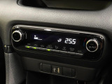 【オートエアコン】一度お好みの温度に設定すれば、車内の温度を検知し風量や温度を自動で調整。暑い&hellip;寒い&hellip;と何度もスイッチ操作をする必要はありません。快適な車内空間には必須の機能ですね♪