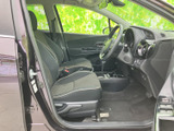 前席は視界が広く、運転席と助手席それぞれに座りやすい空間が確保されています。シートや足元もすっきりまとまり、乗り降りから着座まで日常使いしやすい室内です。