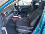 前席のシートは身体を支える形状で、赤い縁取りが室内のアクセントになっています。運転席から前方を見渡しやすく、助手席の方も落ち着いて過ごせる空間です。