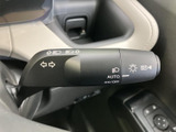 操作しやすい位置に配置されたウインカーレバーです。確実な操作感で、安全な車線変更をサポートします。使いやすさを追求した設計です。