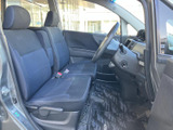 前席は視界が開け、運転席から周囲を確認しやすいレイアウトです。座面と背もたれにゆとりがあり、落ち着いて過ごせる空間。乗り降りもしやすそうです。