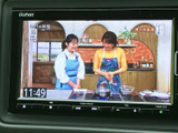 停車中にテレビ番組を視聴でき、休憩時間などの待ち時間も車内で過ごしやすくなります。画面上で番組を楽しめるため、お出かけ先でのひと休みにも便利です。