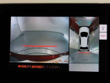 パノラミックビューモニター付きです。車両を上から見たような映像をモニター画面に表示。運転席からの目視では見にくい、車両周辺の状況をリアルタイムでしっかり確認できます。
