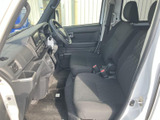 前席には柄入りのシートが並び、落ち着いた色合いで室内が統一されています。運転席まわりから助手席まで見渡しやすく、乗り込んだ際の足元にもゆとりがあります。毎日の移動を快適に過ごせる空間です。