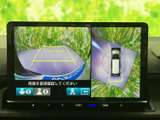 車両周辺の映像と俯瞰表示を画面上で確認でき、駐車時に周囲の状況を把握するのに役立ちます。ガイド線も表示されるため、駐車位置を調整する際の目安として活用できます。画面で見ながら落ち着いて操作できます。