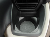 カップホルダーは運転席や助手席からちょうど手の届く位置です!!
