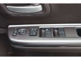 【運転席内ドア 】ミラー操作やウィンドウ開閉スイッチはドライバー目線で配置され、快適な操作性を実現!