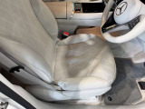 メルセデスのシートは、少し硬めに出来ておりますので、長時間の運転でも疲れにくく、安全にドライビングをお楽しみ頂けます