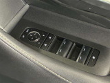 格納式リモコンドアミラーと、パワーウィンドウマスタースイッチです。車内の換気も運転席から簡単に行えます。