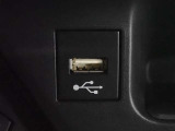 充電用USB端子付き。スマートフォンなどの充電に便利です。