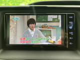 停車中にテレビ番組を視聴でき、車内で過ごす時間の楽しみが広がります。画面内の文字も確認しやすく、休憩中などに映像を楽しみたい方に便利な装備です。