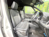 運転席まわりには十分なスペースがあり、大柄な方でもゆったり運転していただける環境です。