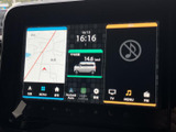 地図表示に加え、オーディオや各種メニューをひと画面で確認できる構成です。スマートフォン連携にも対応し、移動中の案内や音楽再生など、毎日のドライブを便利にサポートします。