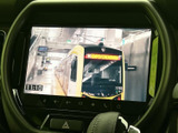 テレビ映像を表示できる画面を備えており、停車中に映像や番組を視聴したい場面で活用できます。画面内で映像を確認でき、休憩時間を過ごす際にも便利な装備です。
