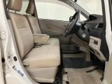ベンチシート形状で足元も含め広々ゆったり座っていただけます。運転席側に装備してますセンターコンソールボックスを利用頂くとセパレートしてリラックス、ベンチにして開放的に2タイプお好みに合わせ使えます。