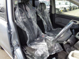 運転席はこちらです。プライベートな車内なのでリラックスできる空間を。