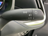 レバーには各機能を示すマークが表示され、運転席から内容を確認しやすい配置です。方向指示や灯火に関わる表示がまとまっており、必要な機能を見分けやすい操作部となっています。