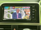 テレビの番組情報やチャンネルを画面で確認でき、停車中のひとときに映像やテレビを視聴できます。音設定や番組表、視聴設定の項目も備わり、休憩時間などに使いやすい装備です。