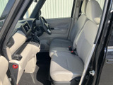 明るい色調のシートと前方まで見通せる室内で、運転席まわりに開放感があります。座面や背もたれも確認しやすく、普段使いにもなじむ空間です。