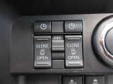 運転席から操作できる両側パワースライドドアのコントロールスイッチです(挟み込み防止機能付)