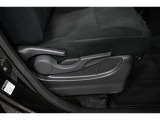 運転席シートリフター装備!シートの上下調整で運転操作の視界を確保できます。