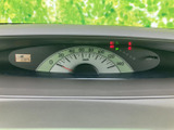 速度や各種表示を運転中に確認しやすい配置で、必要な情報を視線移動を抑えながら把握できます。毎日の運転を支える実用的な計器まわりです。