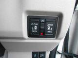 スマートキーや運転席のスイッチで後席両側スライドドアの開閉が可能♪電動だから力を入れてドアを開ける必要が無く、小さなお子様でも簡単に開け閉めでき快適です♪