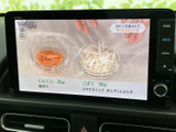 テレビ番組を画面に表示でき、停車中の休憩時間などに映像を視聴できます。画面内の文字も確認しやすく、停車時のひとときを過ごす際に活用いただけます。