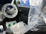 運転席はこちらです。プライベートな車内なのでリラックスできる空間を。