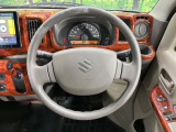 インテリアに合わせたデザインのステアリングは、運転される方のことも考え、運転しやすい形状、大きさです。是非一度、実際に触ってお確かめください。