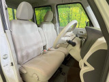 運転席まわりには十分なスペースがあり、大柄な方でもゆったり運転していただける環境です。