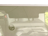 【スマートアシスト】走行中に前方の車両等を認識し、衝突しそうな時は警報とブレーキで衝突回避と被害軽減をアシスト。より安全にドライブをお楽しみいただけます。