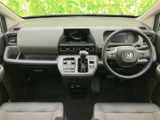 運転席から助手席まで視界を遮りにくい、すっきりとした前席まわりです。計器や画面が正面にまとまり、手元のスイッチ類も見渡しやすい配置。乗車時に必要な情報を確認しやすく、日々の運転を支えます。