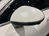 視認性が高い純正ミラーを採用しております。安全に運転が出来る様、一つ一つの部品に拘っているのがメルセデス・ベンツです。