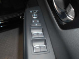 運転席ドアには、電動格納式リモコンドアミラーや、パワーウインドウマスタースイッチがあります。