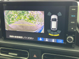 後方映像にガイドラインを重ねて表示し、車両周辺の状況も画面上で確認できます。駐車時の後退や狭い場所での取り回しをサポートする、便利な確認機能です。