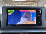 停車中にテレビ番組を画面で楽しめる装備です。映像とともに番組情報も表示され、休憩時間の過ごし方に幅を持たせてくれます。車内でのひとときをより快適にしたい方におすすめです。