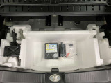 【サブトランク】ラゲッジ下には、スペアタイヤの替わりとなる応急タイヤパンク修理キットも備え付けられています。