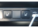 運転席と助手席にシートヒーターが付いています。