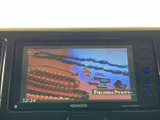 停車中にテレビ番組の映像を楽しめる画面を備えています。番組映像と情報が表示され、休憩時間などに車内で過ごすひとときを充実させる装備として活用できます。