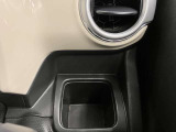 【運転席ドリンクホルダー】使いやすさに配慮したドリンクホルダー
