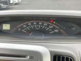 速度表示やシフト位置などを運転席から確認しやすい配置です。目盛りと表示がひとまとまりになっており、走行中に必要な情報を把握しやすく、落ち着いて運転を始められます。