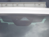 フロントカメラで前方の車両や歩行者等を検知。衝突しそうな時は衝突回避軽減ブレーキが作動、衝突回避をサポート。