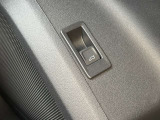 オートマチックテールゲートが装備。運転席、リモコンキーからもトランクの開閉が可能です。