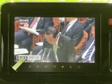 テレビ番組を画面に表示でき、停車中の待ち時間にも映像を楽しめます。画面上で時刻なども確認でき、車内で過ごす時間に活用できる装備です。視聴は停車中にお楽しみください。