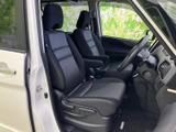前席はゆったりとしたシート形状で、運転席から前方や左右を見渡しやすいレイアウト。落ち着いた色合いの室内で、毎日の移動にも自然になじむ空間です。