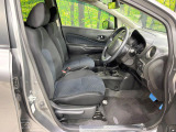 運転席まわりには十分なスペースがあり、大柄な方でもゆったり運転していただける環境です。